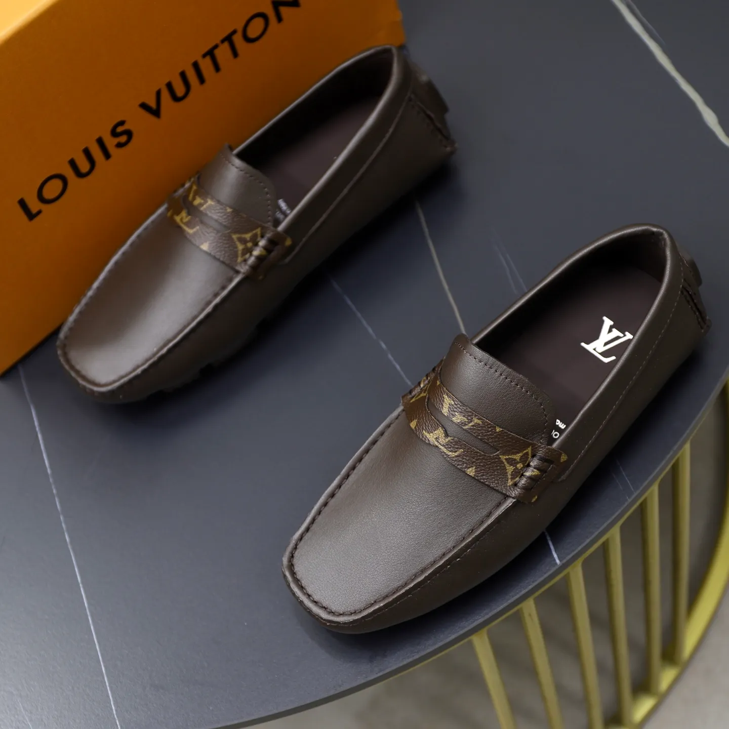 Ex-factory price: 460💰【LV】Louis Vuitton ⚠️High-end men’s driving and pedal series ⚠️38-44 (customized for 45) ⚠️All original cowhide leather! Thick and soft! Made entirely of calfskin lining! Rubber sheet anti-slip beanie sole! Three-dimensional package technology! Fashionable and classic! Handicrafts! Original high quality! Feel free to compare!